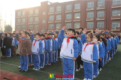 柳泉鎮實驗小學舉行升旗儀式暨足球比賽頒獎儀式