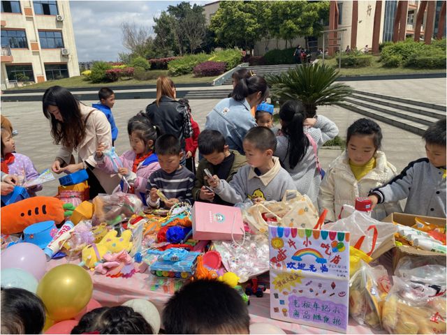 宜賓三江新區羅龍實驗小學校開展&ldquo;跳蚤市場歡樂購&rdquo;實踐活動