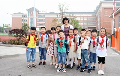 【校園快訊】海門市第一實小圓滿竣工 學生參觀新校園