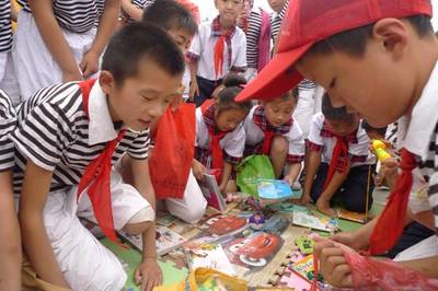 徐州市銅山區鄭集鎮實驗小學&ldquo;跳蚤&rdquo;市場熱鬧非凡