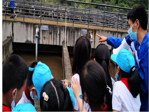 寶興縣實(shí)驗(yàn)小學(xué)組織學(xué)生參觀污水處理廠