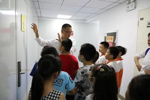 走進科學 共育文明 區市場監管局組織學生和家長走進食品檢測機構