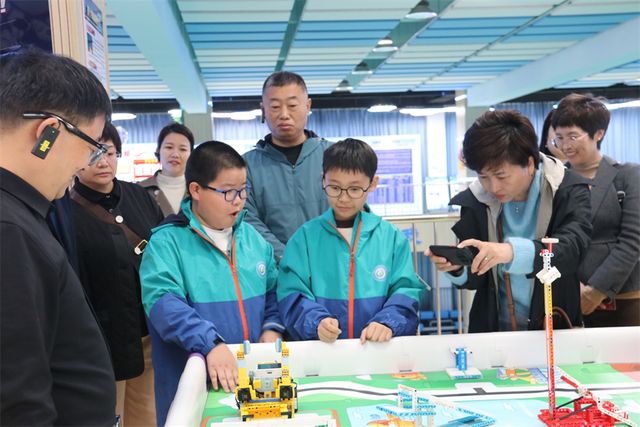 石家莊市鹿泉區(qū)教育局一行考察合肥市馬崗實驗小學(xué)智慧教育工作