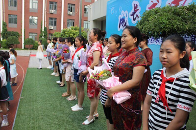 石家莊橋西實驗小學(xué)六年級畢業(yè)典禮在學(xué)校操場舉行_文化_網(wǎng)