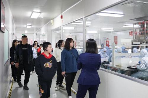 高品質(zhì)燕窩背后故事 廈門實驗小學(xué)社會實踐隊走進(jìn)燕之屋透明工廠