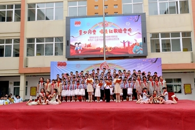 縣委書記吳永彬到實(shí)驗(yàn)小學(xué)進(jìn)行六一兒童節(jié)慰問