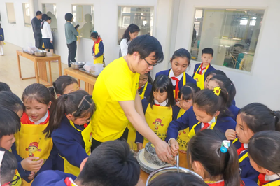 勞動(dòng)初體驗(yàn)，品味豆腐香——記惠濟(jì)區(qū)實(shí)驗(yàn)小學(xué)與“豆?fàn)钤钡南嗉s之旅