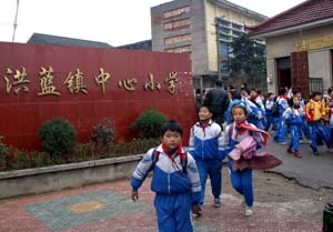 雪天穿單薄校服迎檢查，溧水實驗小學引爭議